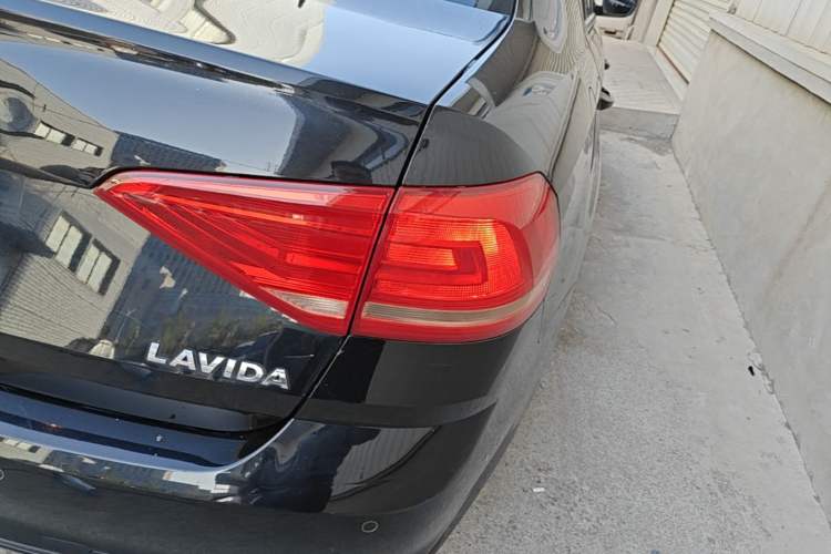 Used Volkswagen Lavida 2015 1.6L Automatic Fashion Edition Right Rear Taillight