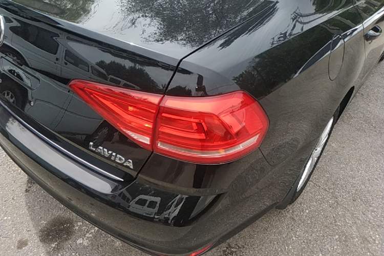 Used Volkswagen Lavida 2015 1.6L Automatic Comfort Edition Right Rear Taillight