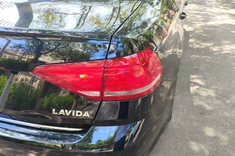 Used Volkswagen Lavida 2015 1.6L Automatic Comfort Edition Right Rear Taillight