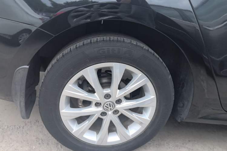 Used Volkswagen Lavida 2015 1.6L Automatic Comfort Edition Right Rear Wheel Hub