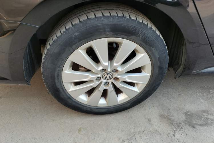 Used Volkswagen Lavida 2015 1.6L Automatic Comfort Edition Right Rear Wheel Hub