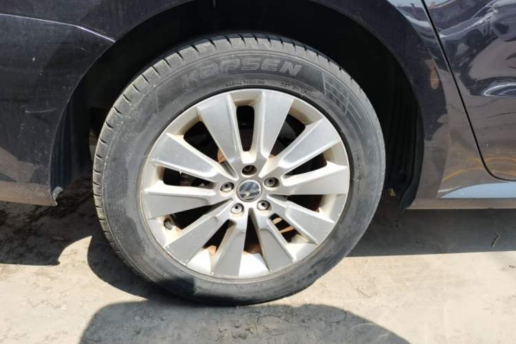 Used Volkswagen Lavida 2015 1.6L Automatic Comfort Edition Right Rear Wheel Hub