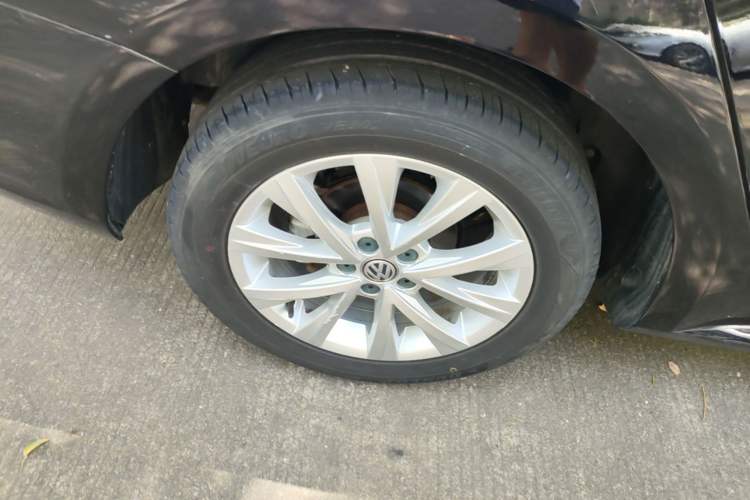 Used Volkswagen Lavida 2015 1.6L Automatic Comfort Edition Right Rear Wheel Hub