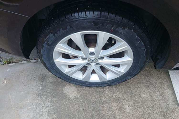Used Volkswagen Lavida 2015 1.6L Automatic Comfort Edition Right Rear Wheel Hub