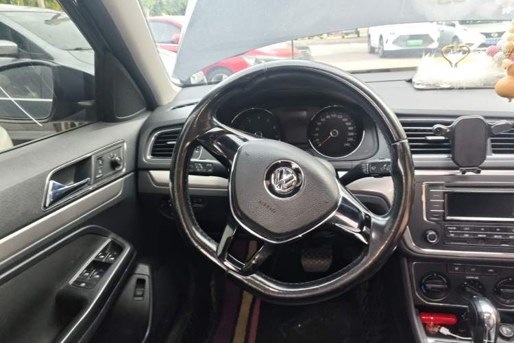 Used Volkswagen Lavida 2015 1.6L Automatic Comfort Edition Steering Wheel