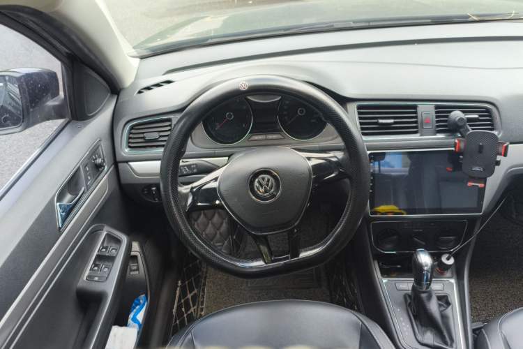 Used Volkswagen Lavida 2015 1.6L Automatic Comfort Edition Steering Wheel