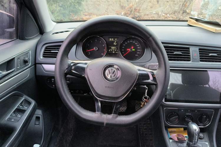 Used Volkswagen Lavida 2015 1.6L Automatic Comfort Edition Steering Wheel