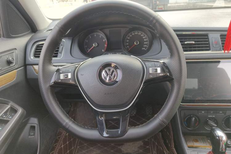 Used Volkswagen Lavida 2015 1.6L Automatic Fashion Edition Steering Wheel