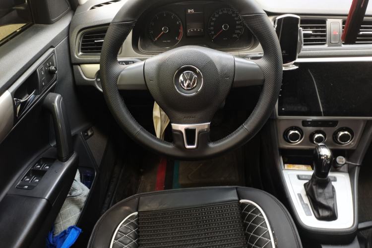 Used Volkswagen Lavida 2015 1.6L Automatic Fashion Edition Steering Wheel