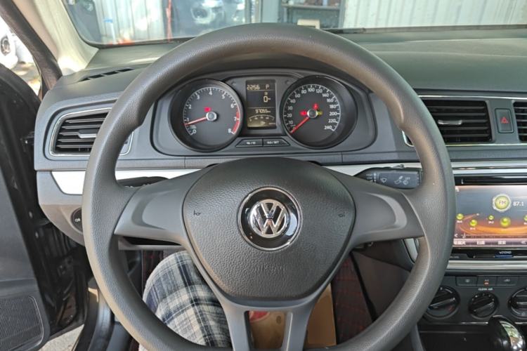 Used Volkswagen Lavida 2015 1.6L Automatic Fashion Edition Steering Wheel