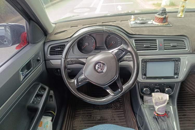 Used Volkswagen Lavida 2015 1.6L Automatic Comfort Edition Steering Wheel