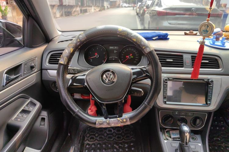 Used Volkswagen Lavida 2015 1.6L Automatic Comfort Edition Steering Wheel