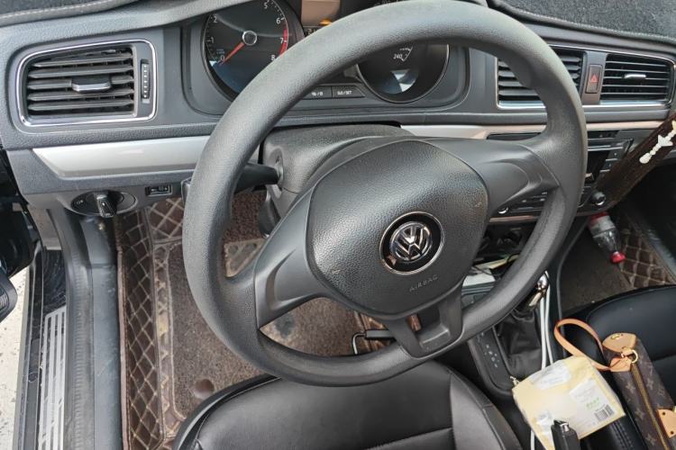 Used Volkswagen Lavida 2015 1.6L Automatic Fashion Edition Steering Wheel
