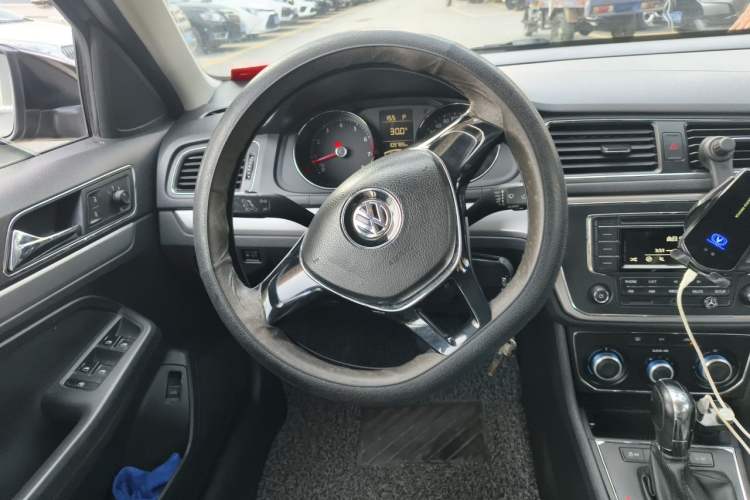 Used Volkswagen Lavida 2015 1.6L Automatic Comfort Edition Steering Wheel