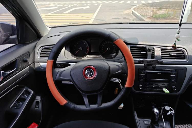 Used Volkswagen Lavida 2015 1.6L Automatic Fashion Edition Steering Wheel
