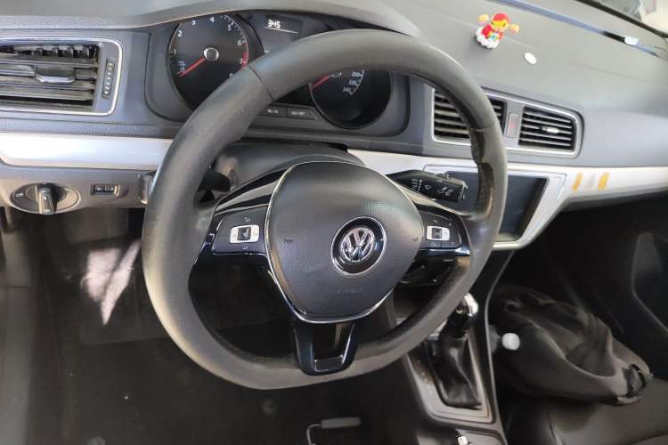 Used Volkswagen Lavida 2015 1.6L Automatic Fashion Edition Steering Wheel
