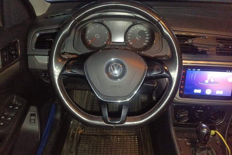 Used Volkswagen Lavida 2015 1.6L Automatic Comfort Edition Steering Wheel