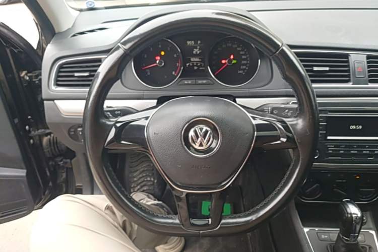 Used Volkswagen Lavida 2015 1.6L Automatic Comfort Edition Steering Wheel