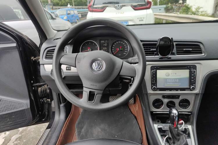 Used Volkswagen Lavida 2015 1.6L Automatic Comfort Edition Steering Wheel