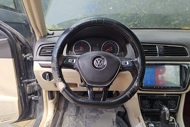 Used Volkswagen Lavida 2015 1.6L Automatic Luxury Edition Steering Wheel