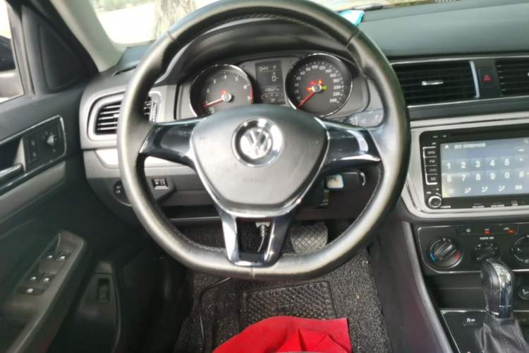 Used Volkswagen Lavida 2015 1.6L Automatic Comfort Edition Steering Wheel