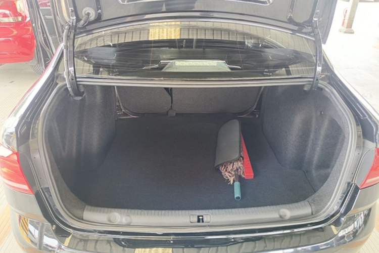 Used Volkswagen Lavida 2015 1.6L Automatic Comfort Edition Trunk