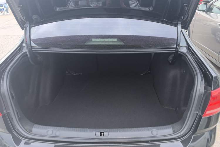 Used Volkswagen Lavida 2015 1.6L Automatic Comfort Edition Trunk