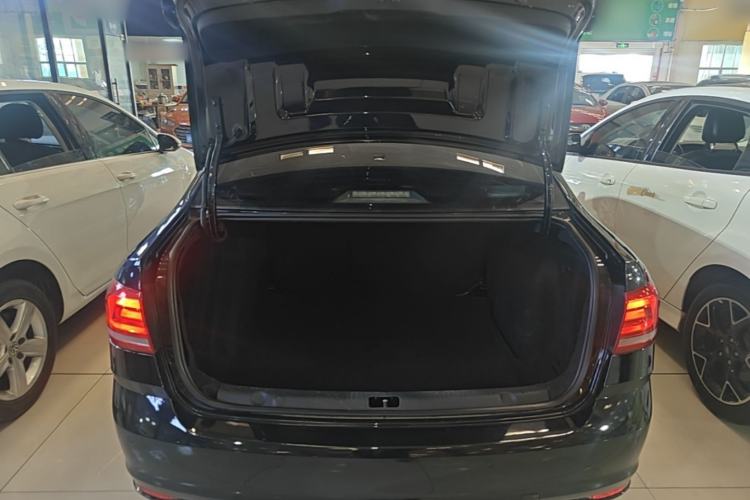 Used Volkswagen Lavida 2015 1.6L Automatic Comfort Edition Trunk