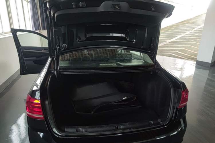 Used Volkswagen Lavida 2015 1.6L Manual Fashion Edition Trunk