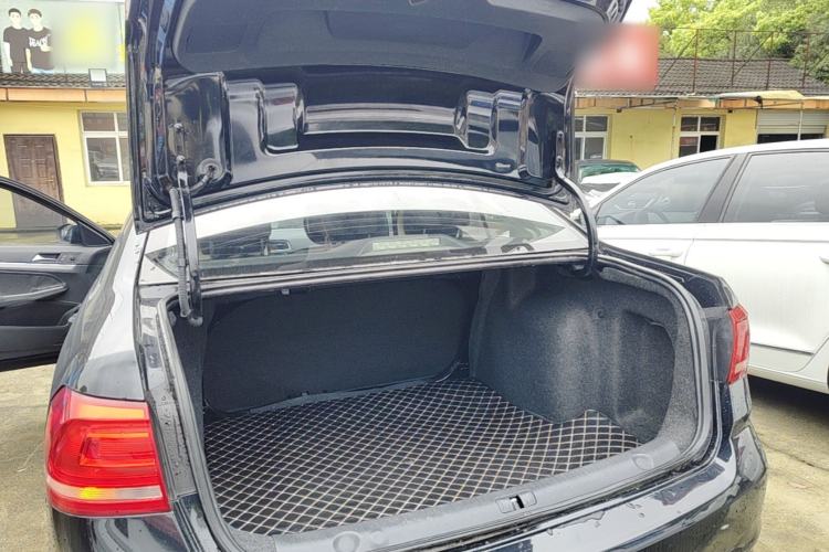 Used Volkswagen Lavida 2015 1.6L Automatic Fashion Edition Trunk