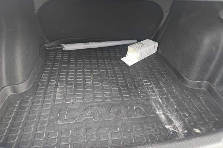 Used Volkswagen Lavida 2015 1.6L Manual Fashion Edition Trunk