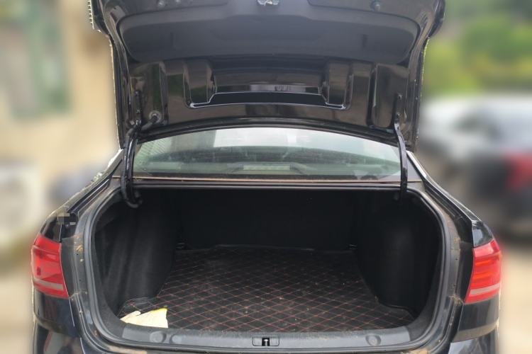 Used Volkswagen Lavida 2015 1.6L Manual Fashion Edition Trunk