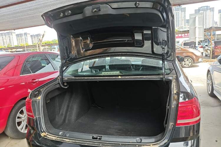 Used Volkswagen Lavida 2015 1.6L Automatic Comfort Edition Trunk