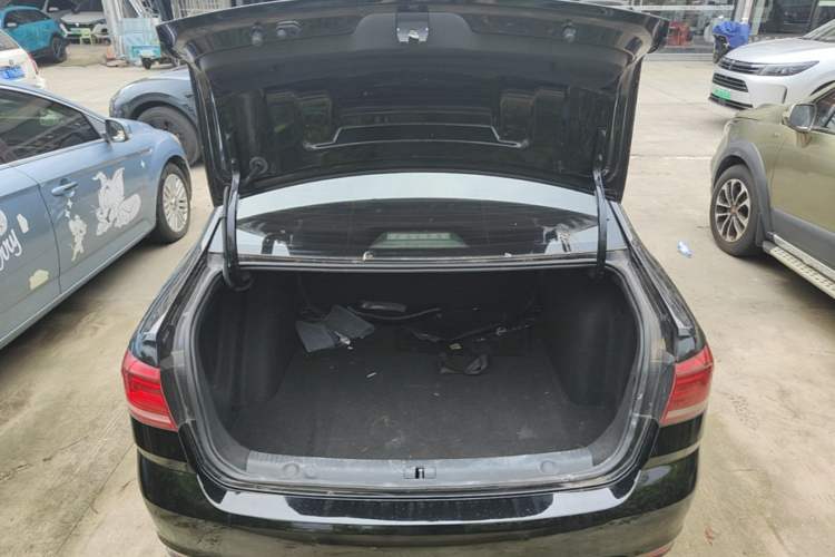 Used Volkswagen Lavida 2015 1.6L Manual Fashion Edition Trunk