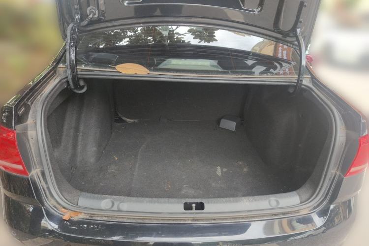 Used Volkswagen Lavida 2015 1.6L Automatic Fashion Edition Trunk
