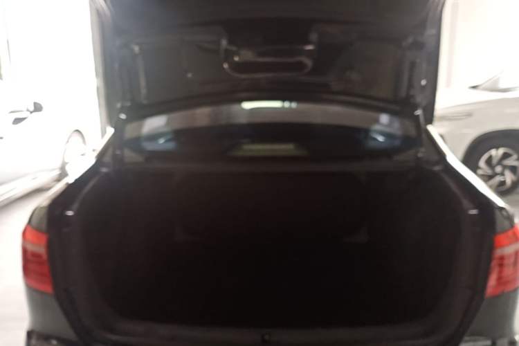 Used Volkswagen Lavida 2015 1.6L Automatic Fashion Edition Trunk