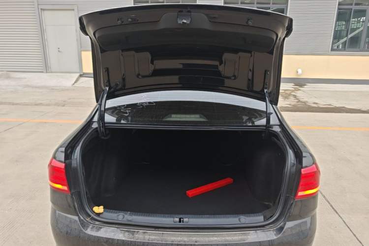 Used Volkswagen Lavida 2015 1.6L Manual Comfort Edition Trunk