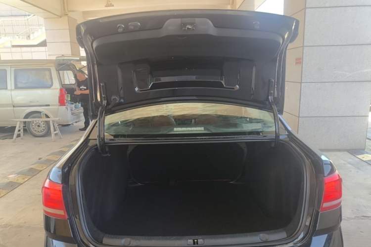 Used Volkswagen Lavida 2015 1.6L Manual Fashion Edition Trunk