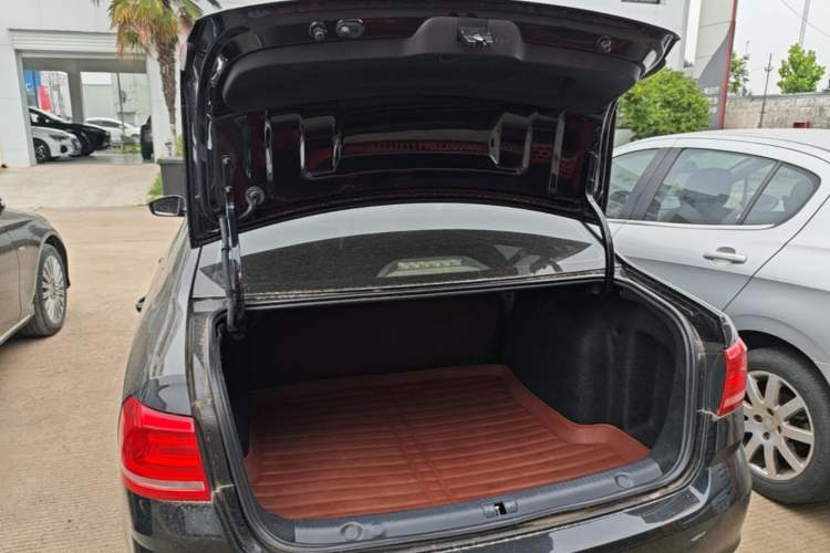Used Volkswagen Lavida 2015 1.6L Automatic Fashion Edition Trunk