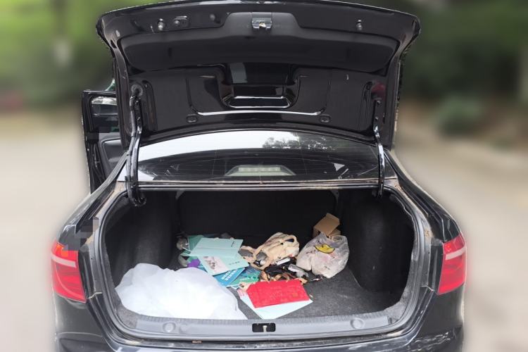 Used Volkswagen Lavida 2015 1.6L Automatic Fashion Edition Trunk