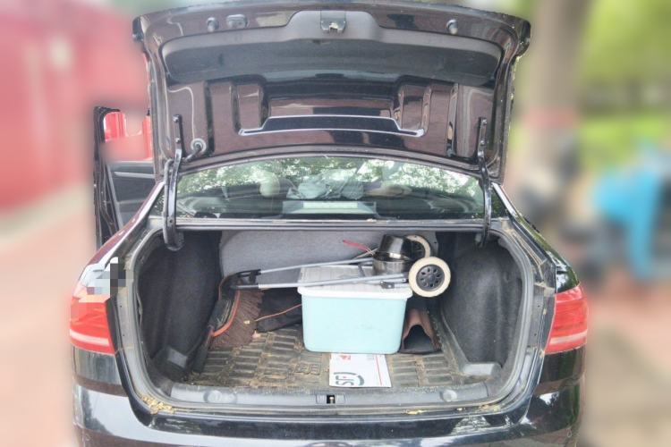 Used Volkswagen Lavida 2015 1.6L Manual Fashion Edition Trunk