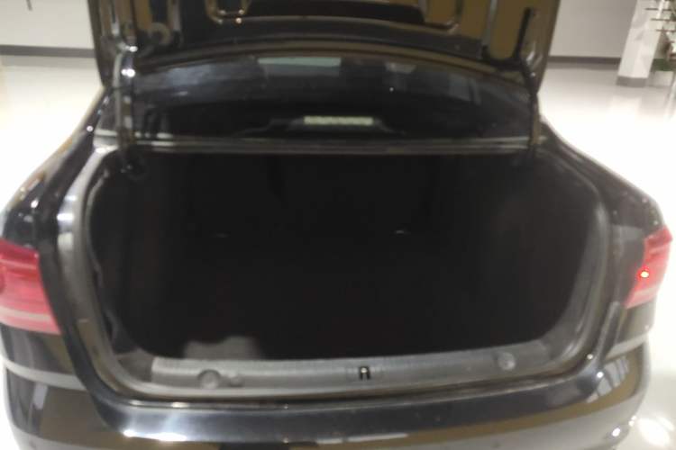 Used Volkswagen Lavida 2015 1.6L Automatic Comfort Edition Trunk