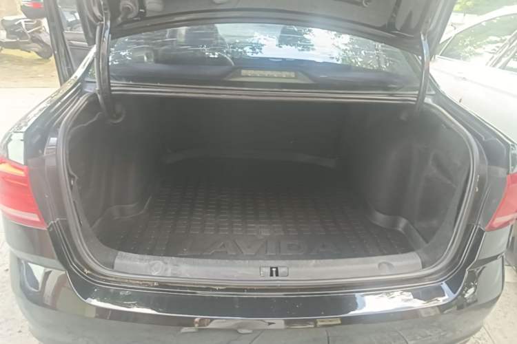 Used Volkswagen Lavida 2015 1.6L Automatic Comfort Edition Trunk