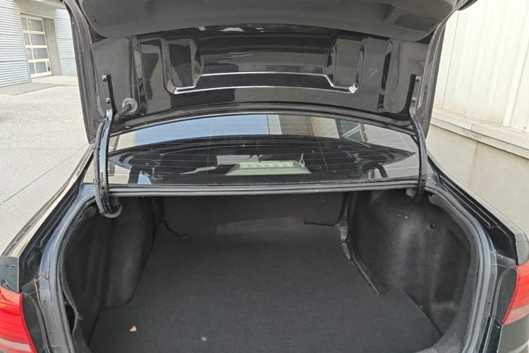 Used Volkswagen Lavida 2015 1.6L Automatic Fashion Edition Trunk