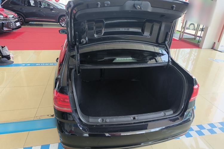 Used Volkswagen Lavida 2015 1.6L Automatic Comfort Edition Trunk