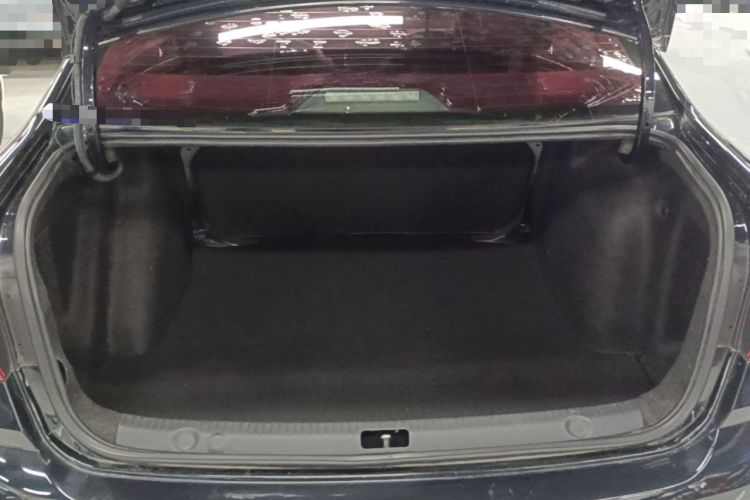 Used Volkswagen Lavida 2015 1.6L Automatic Fashion Edition Trunk