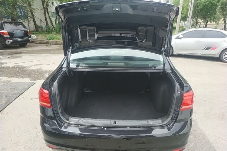 Used Volkswagen Lavida 2015 1.6L Automatic Comfort Edition Trunk