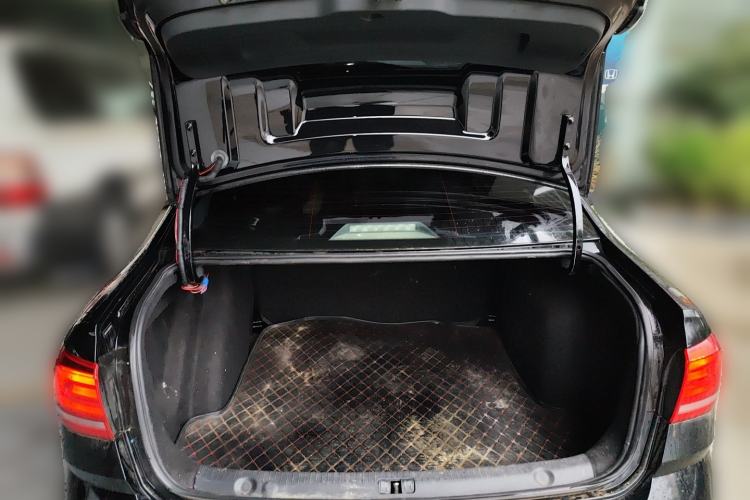 Used Volkswagen Lavida 2015 1.6L Manual Fashion Edition Trunk