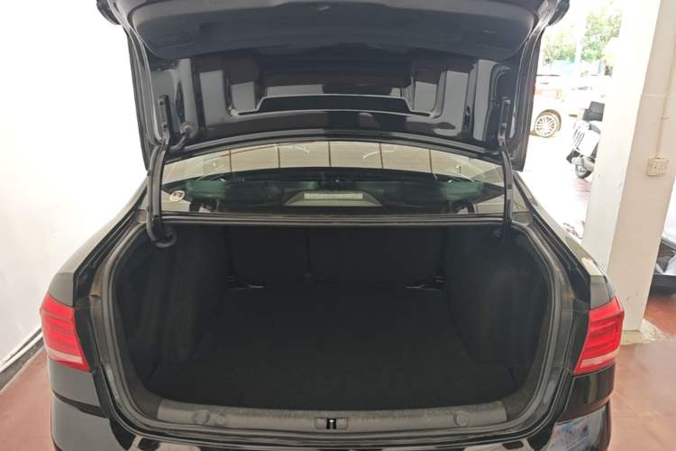 Used Volkswagen Lavida 2015 1.6L Automatic Comfort Edition Trunk