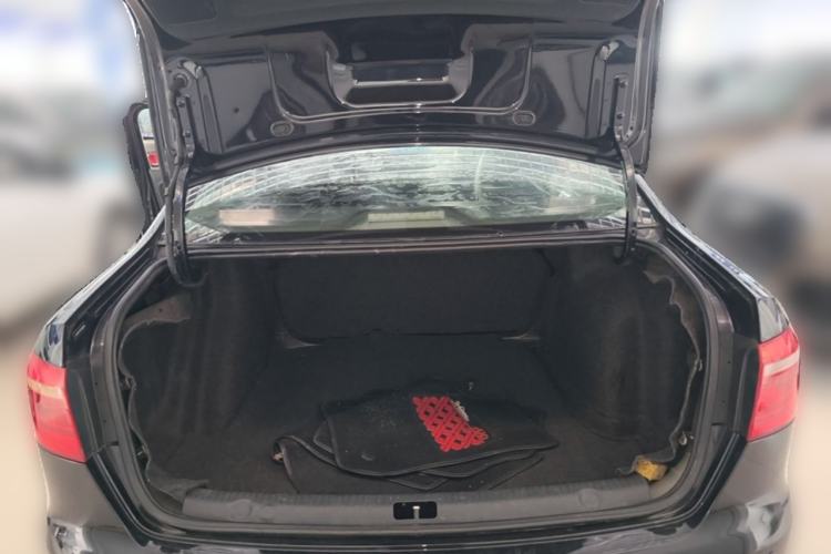 Used Volkswagen Lavida 2015 1.6L Automatic Fashion Edition Trunk